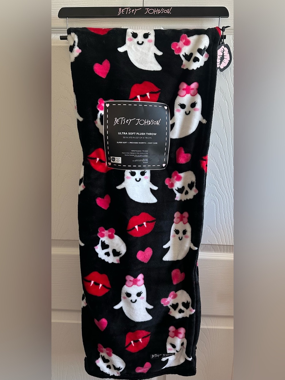 Betsey Johnson Blanket black Plush Throw Pink & Red Ghost Skull & Lip Motifs new